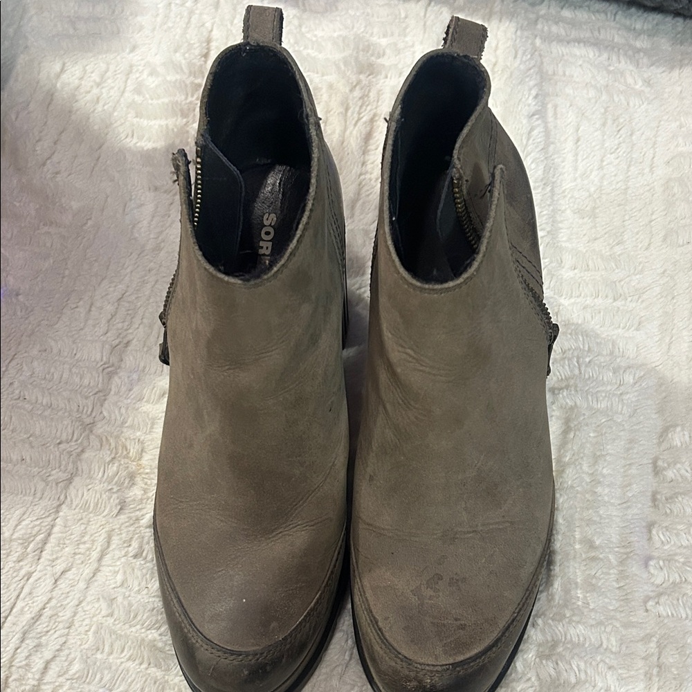 SOREL - tan/gray leather booty boots size 8 1/2 in excellent condition